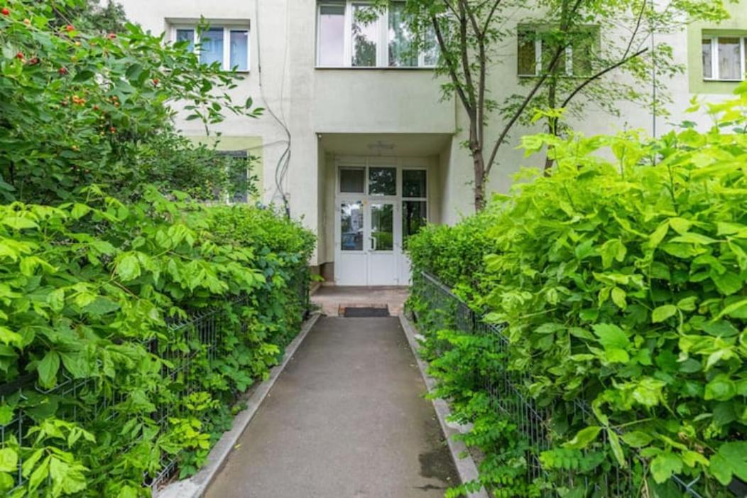 Cosy & Chic Studio Close By Victoria Square Бухарест Екстер'єр фото