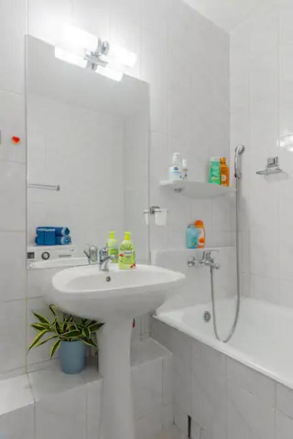 Cosy & Chic Studio Close By Victoria Square Бухарест Екстер'єр фото